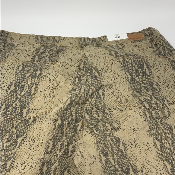 Judy Blue Tan and Black Patterned Jeans - Picture 5 of 6